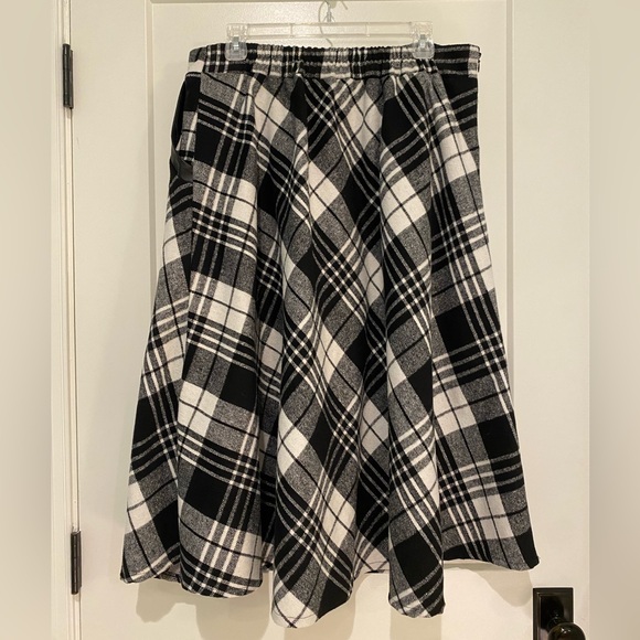 Amazon Monochrome Plaid Midi Skirt w/ Faux Leather Trimmed Pockets, size XL - Picture 4 of 7